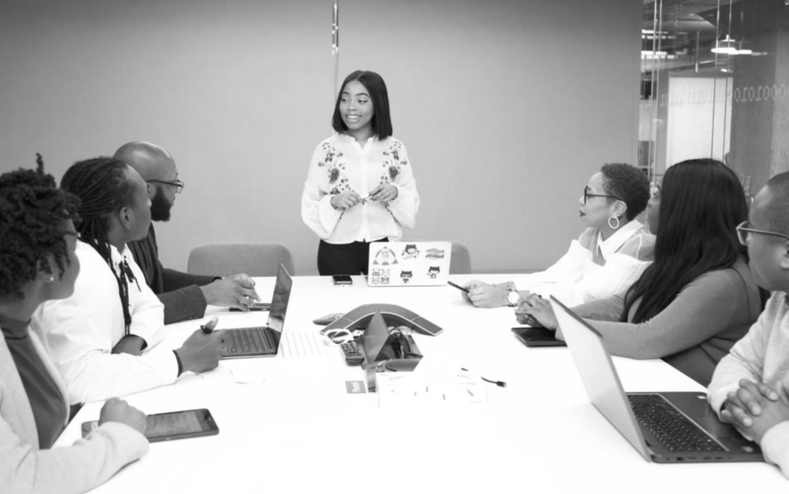 Moderne Lernumgebung mit Teilnehmern am Laptop