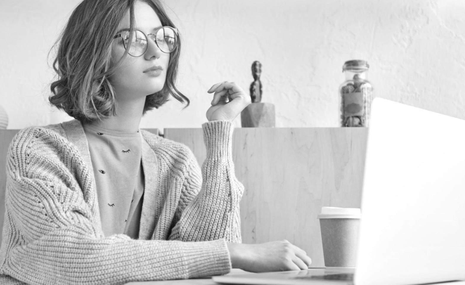 Professionelle Finanzberatung in modernem Büroumfeld