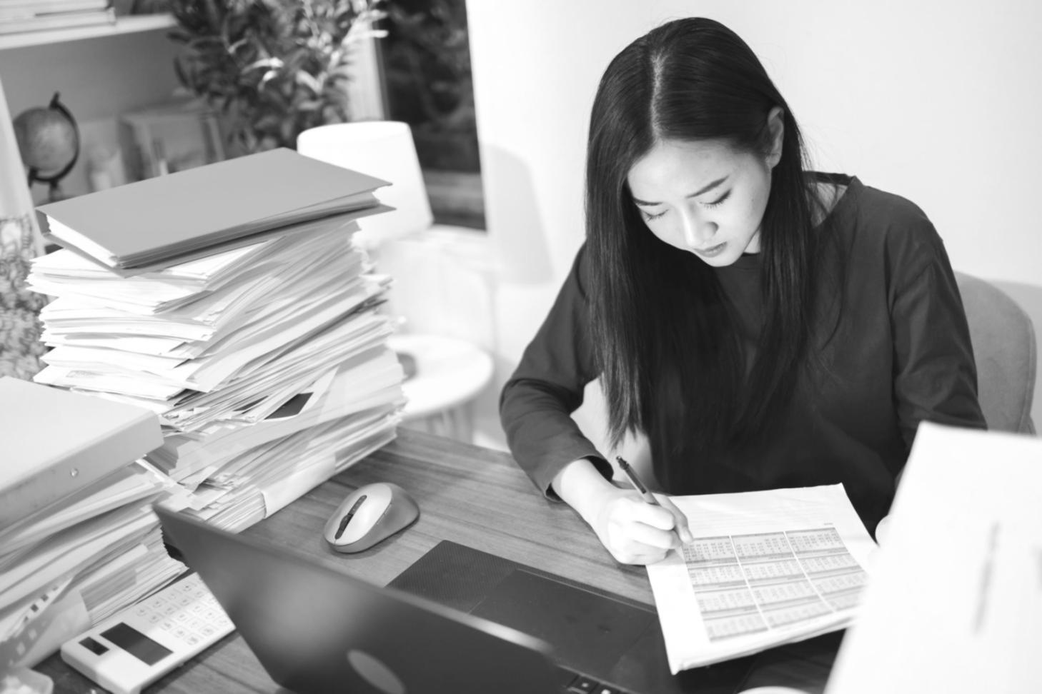 Professionelles Bankteam bei der Beratung in modernem Büro