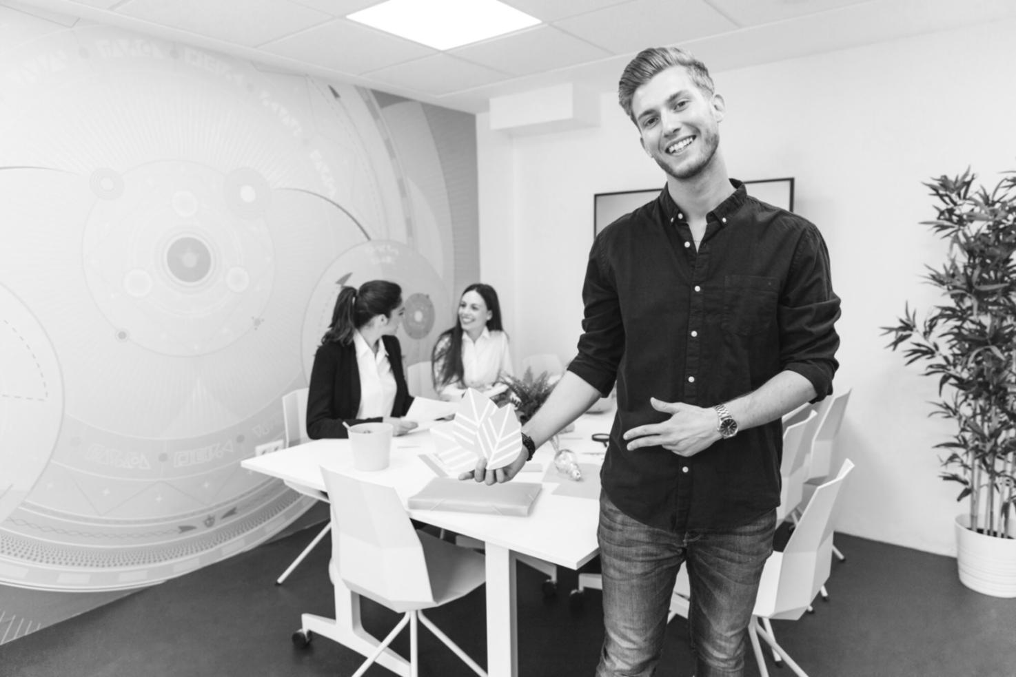 Elegantes Bankinterieur mit modernen Arbeitsplätzen und professioneller Ausstattung